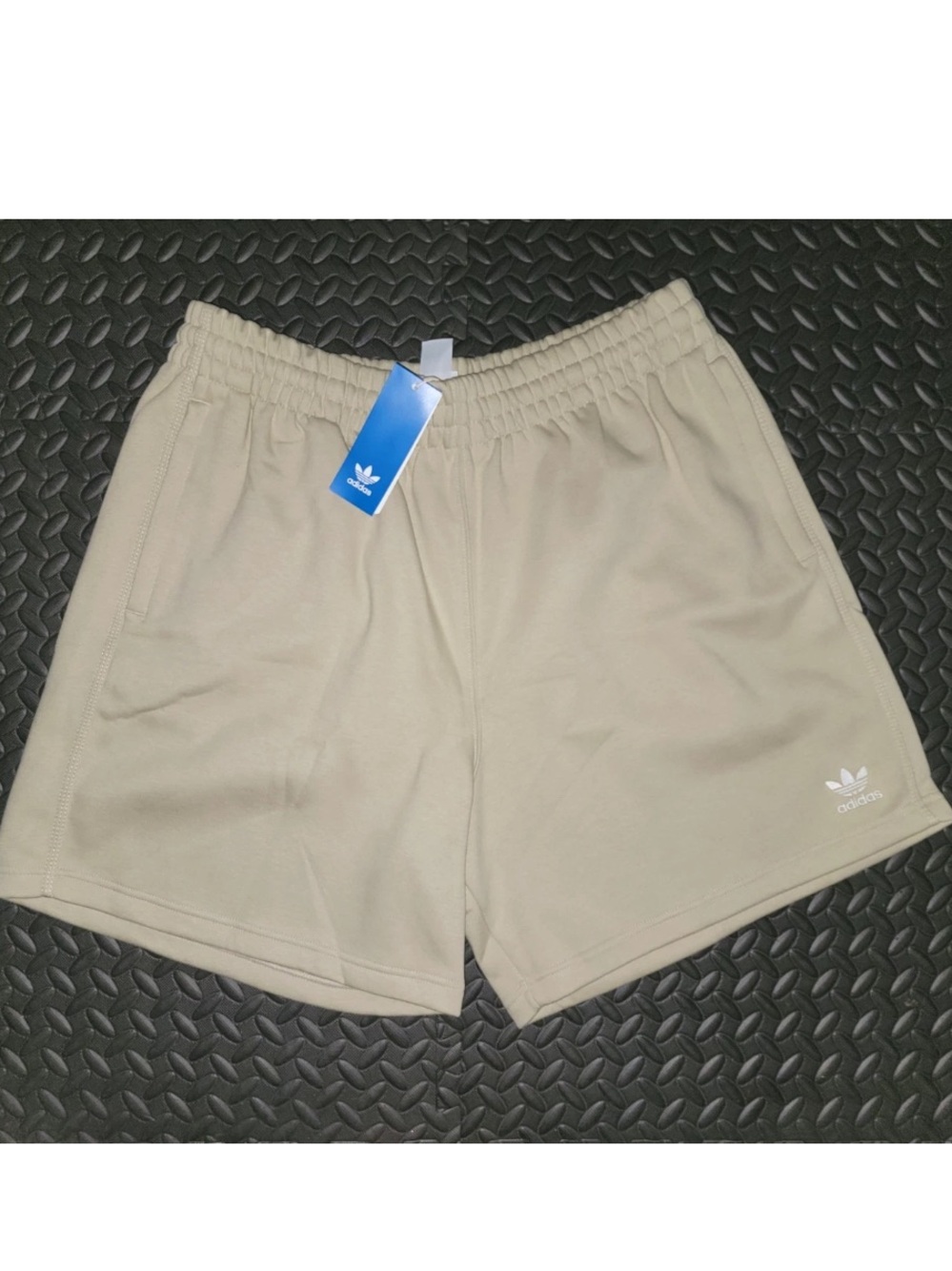 NEW MEN'S ADIDAS ORIGINALS ESSENTIALS TREFOIL SHORTS ~SIZE XL #KE3388 KHAKI